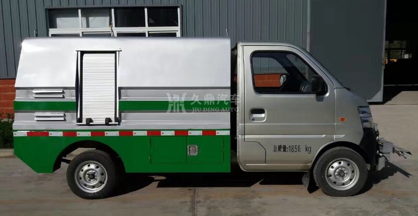 公路灑水車灑水圖片_長(zhǎng)安小型公路灑水車