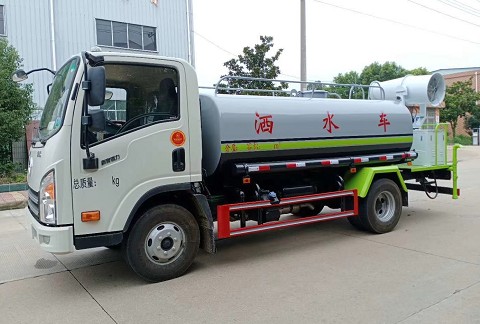 5噸灑水車多重_國六5方大運(yùn)黃牌綠化灑水車廠家價(jià)格