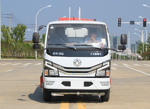 5噸灑水車型號及價格_國六5噸東風多利卡帶霧炮灑水車廠家價格